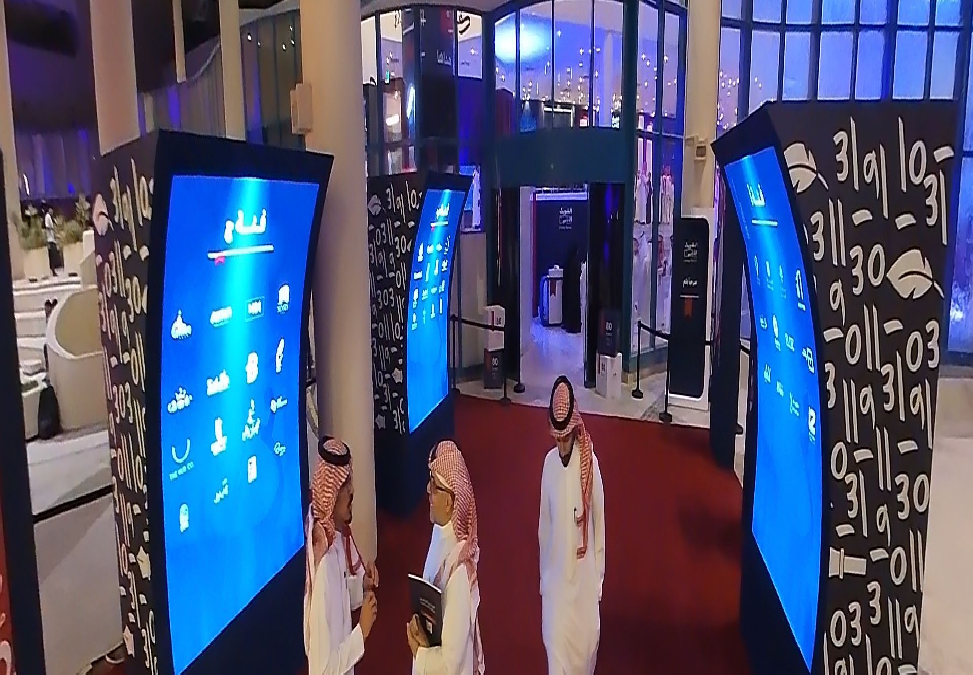 شاشات عرض تفاعلية عند مدخل حفل الشريك الأدبي في قصر الثقافة