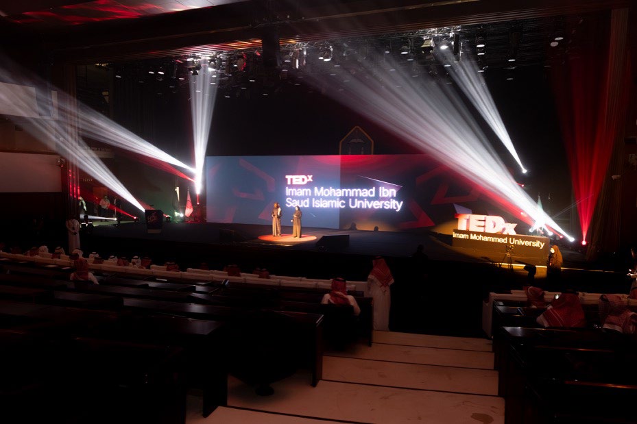 مسرح TEDx جامعة الإمام محمد بن سعود الإسلامية وأشعة الإضاءة